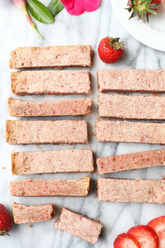 Straberry Shortbred Strawberry Shortbread Cookies - Elle & Pear