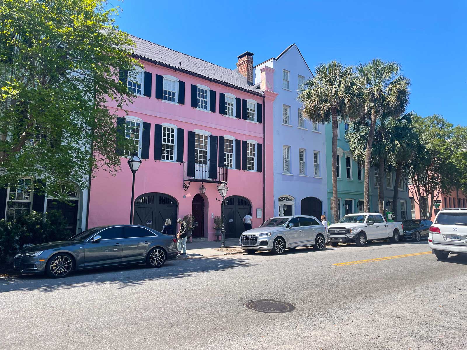 Rainbow Row in Charleston, SC with brightly colored exteriors.
